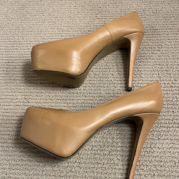 Kelsi Dagger tan leather heels. - Picture 7 of 7